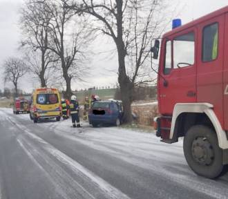 Wypadek na trasie Trumieje – Jaromierz. 69-latek uderzył w przydrożne drzewo