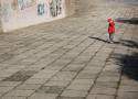 1,5-roczna dziewczynka bez bucików przy ruchliwym skrzyżowaniu w Brzesku, a w domu jej 3-letni brat również bez opieki. Gdzie byli rodzice?