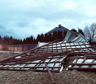 Na południu Małopolski silny wiatr zrywał dachy i łamał drzewa przy drogach