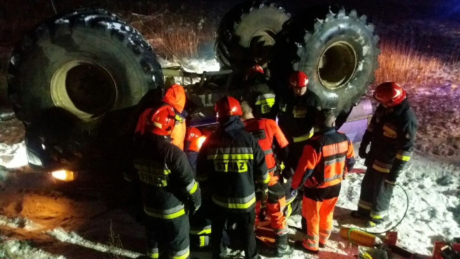Dachowanie Monster trucka w Warszawie. Straż ratowała zakleszczone osoby