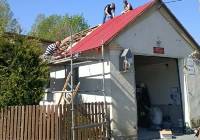 Strażacy z Gostomia nie boją się ciężkiej pracy i sami wymienili dach remizy!