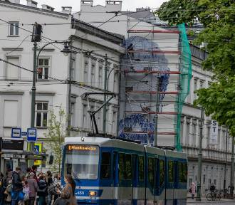 W centrum Krakowa powstaje mural na elewacji jednej z uczelni