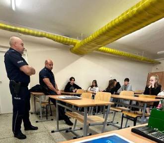 Kartuscy policjanci spotykają się z uczniami szkół średnich, w tym klas policyjnych