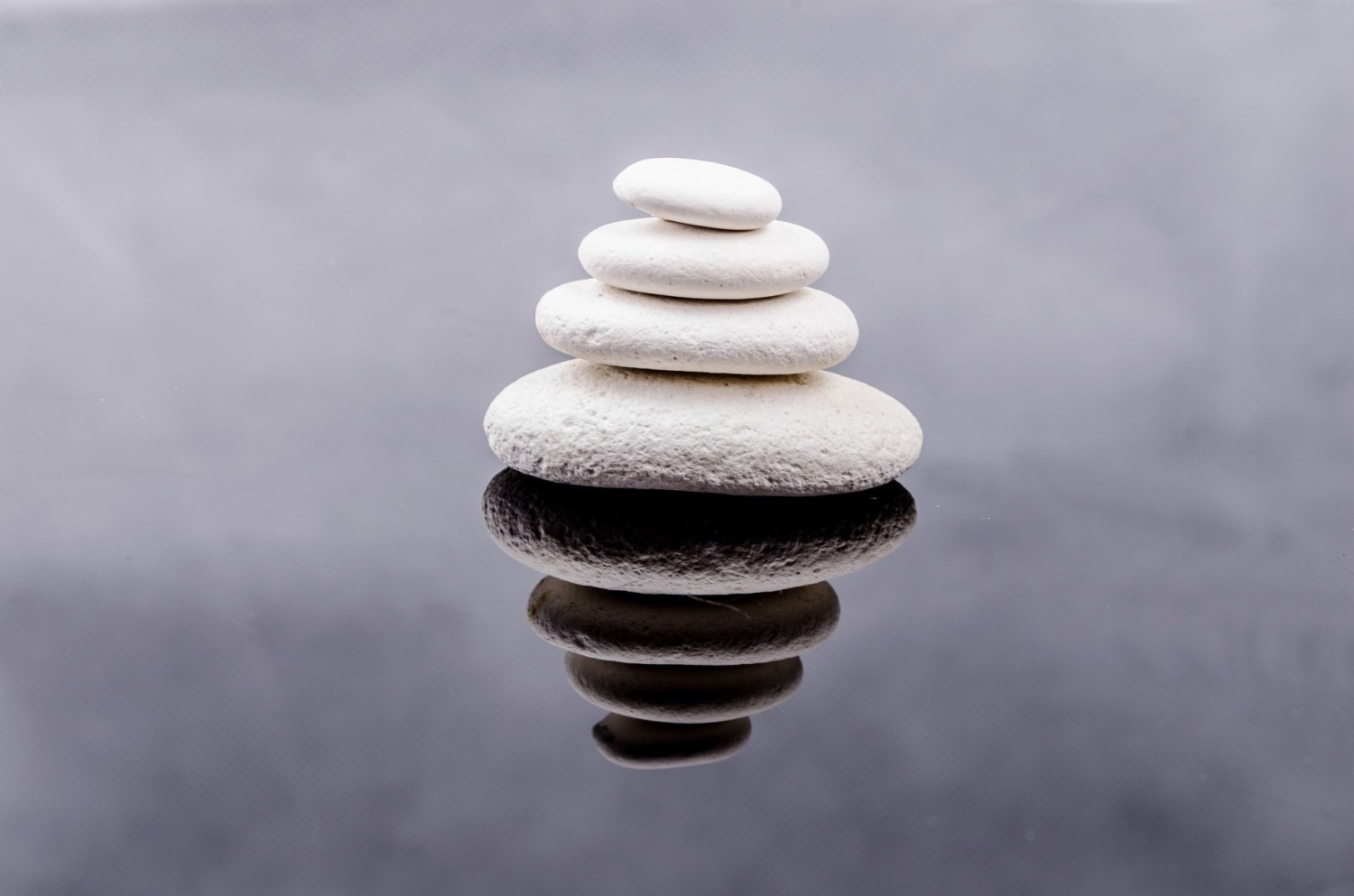 Masz problem ze skupieniem myśli na pracy? Jesteś spięty? Nawet kilka minut ćwiczenia uważności (mindfulness) jest w stanie zwiększyć twoją efektywność