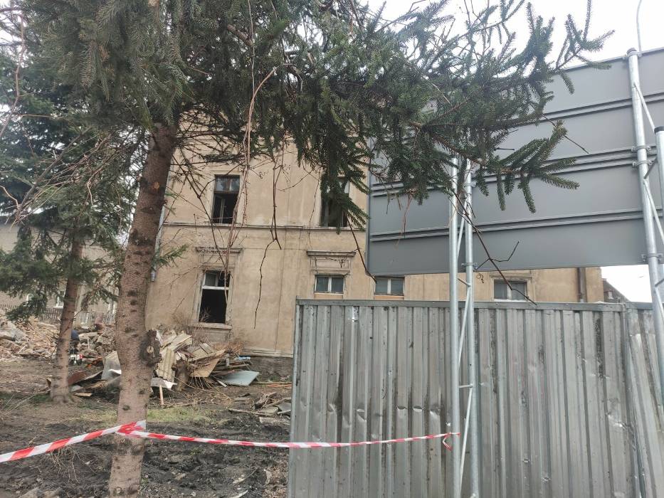 Dawny komisariat policji przy ul. II Armii w Wałbrzychu wyburzany. To ostatnie chwile tego budynku - zobaczcie zdjęcia