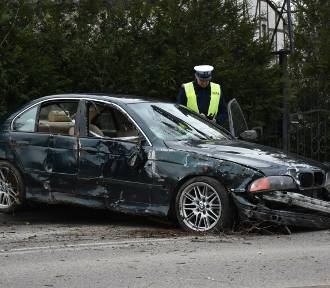 Kierowca osobówki dachował w Malborku. Pasażer trafił do szpitala