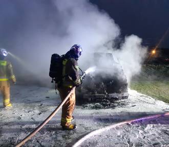 Pożar samochodu na posesji w miejscowości Głojsce koło Dukli [ZDJĘCIA]