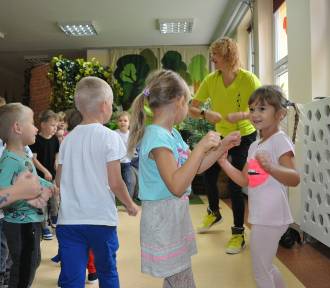 Dzieci z przedszkola "Bajkowa Ciuchcia" w Jędrzejowie świętowały Dzień Przedszkolaka 