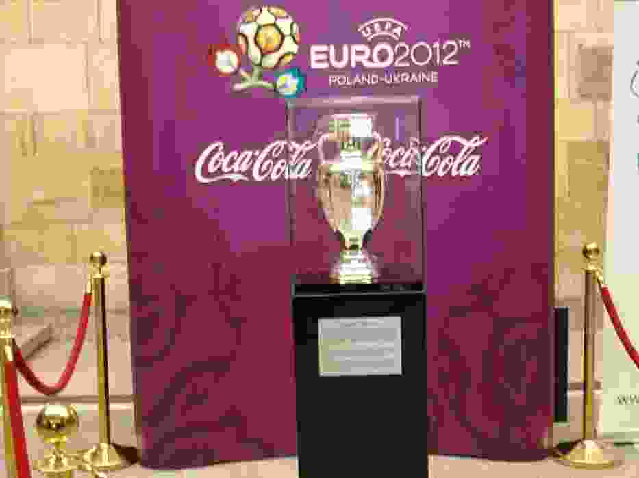 Nazwa pucharu pochodzi od imienia pierwszego sekretarza generalnego UEFA i pomysłodawcy turnieju
