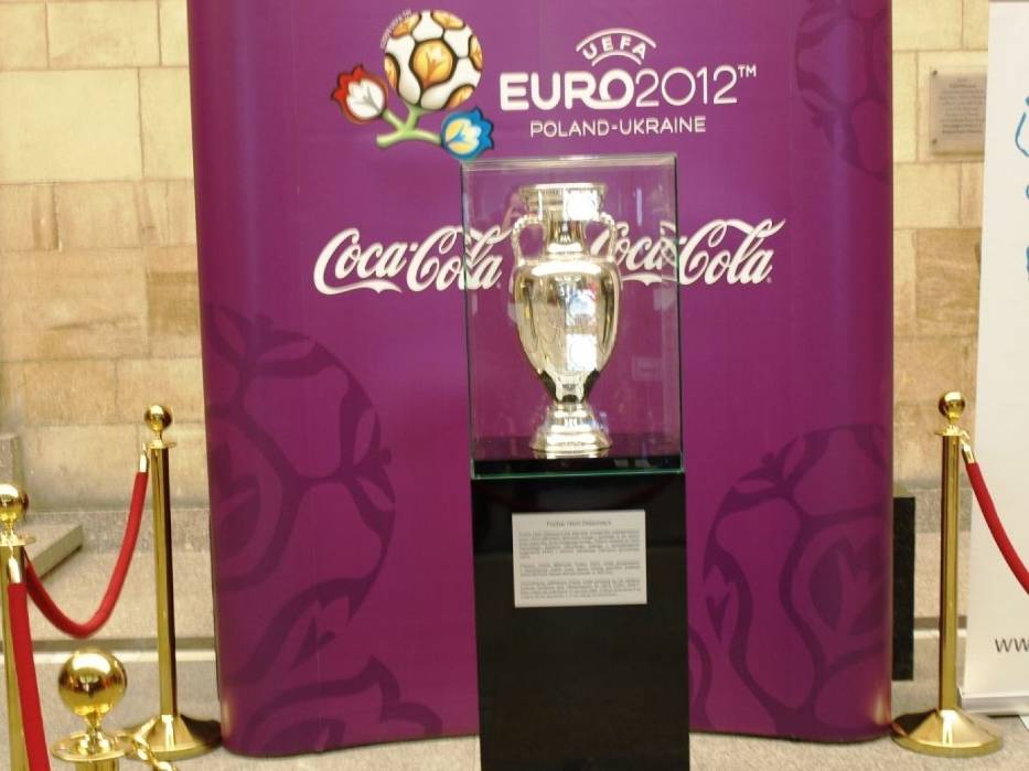 Nazwa pucharu pochodzi od imienia pierwszego sekretarza generalnego UEFA i pomysłodawcy turnieju