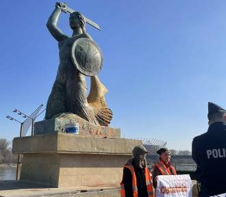Warszawska Syrenka oblana farbą! Aktywiści ekologiczni zniszczyli pomnik - WIDEO