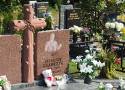Dwa lata temu zmarł piosenkarz Krzysztof Krawczyk. W rocznicę urodzin wdowa po artyście tak ozdobiła jego grób  ZDJĘCIA