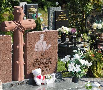 Krzysztof Krawczyk wczoraj skończyłby 77 lat. Tak ozdobiono jego grób w rocznicę 