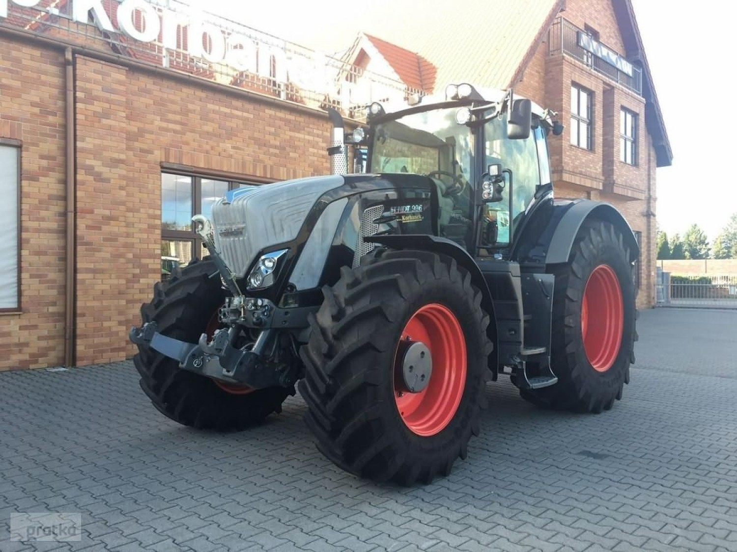 Traktor FENDT 936 Vario S4 Black Cena 864 000 zł rok produkcji 2016moc maksymalna 265kW/360 KM silnik Deutz, 6-cylindrowyjoystick wielofunkcyjnykabina amortyzowana pneumatycznie, elektrycznie sterowanie i ogrzewane lusterka boczneradio CD