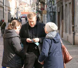 Adrian Zandberg w Bielsku-Białej udzielił poparcia kandydatce z KWW DoBBre Miasto