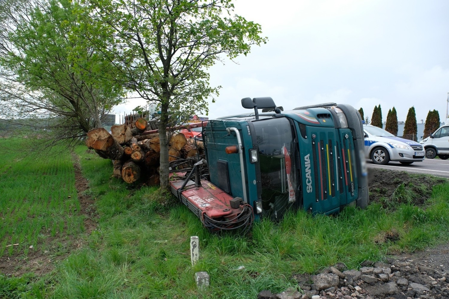 Na drodze krajowej nr 77 w Żurawicy pod Przemyślem tir wiozący drewno wypadł z drogi