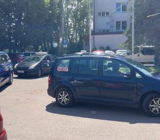 Taksówkarze z Mielna protestują. Domagają się zmian w prawie [WIDEO]