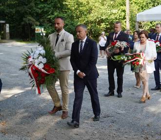 Odsłonili pomnik pamięci prezydenta Lecha Kaczyńskiego, jego żony Marii Kaczyńskiej