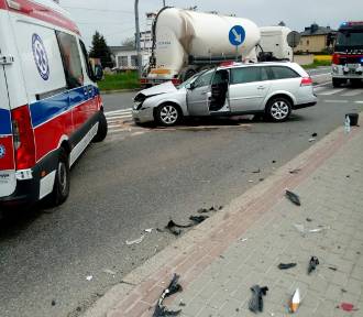 Wypadek na DK 94 w Jerzmanowicach. Zderzyły się dwa pojazdy. Są ranni