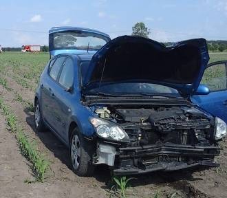 Hyundai wypadł z drogi i wjechał na pole uprawne. Zatrzymał się po 350 metrach