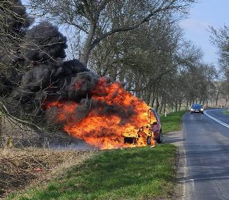  Pożar samochodu na drodze między Sławą a Starym Strączem