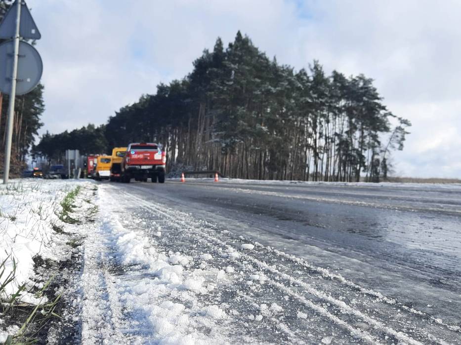 Poranny wypadek na drodze ze Śremu do Kórnika. Utrudnienia na DW434 w okolicach Radzewa