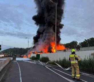 Ugaszono wielki pożar w Sławkowie. Płonęło paliwo oraz ciężarówki