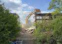 Wyburzają stare przedszkole pod budowę nowego żłobka w Tomaszowie na osiedlu Niebrów. ZDJĘCIA