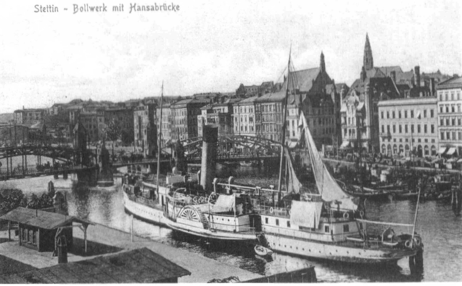 Fragment nabrzeża w rejonie mostu Długiego (wcześniej most Hanzy), na pierwszym planie bocznokołowiec pasażerski "Freia" (1912)