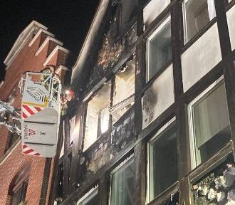 Jedna osoba poszkodowana w nocnym pożarze na Wyspie Spichrzów w Gdańsku