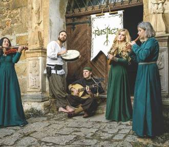 Rustica - fantastyczna muzyka na letniej scenie starego klasztoru