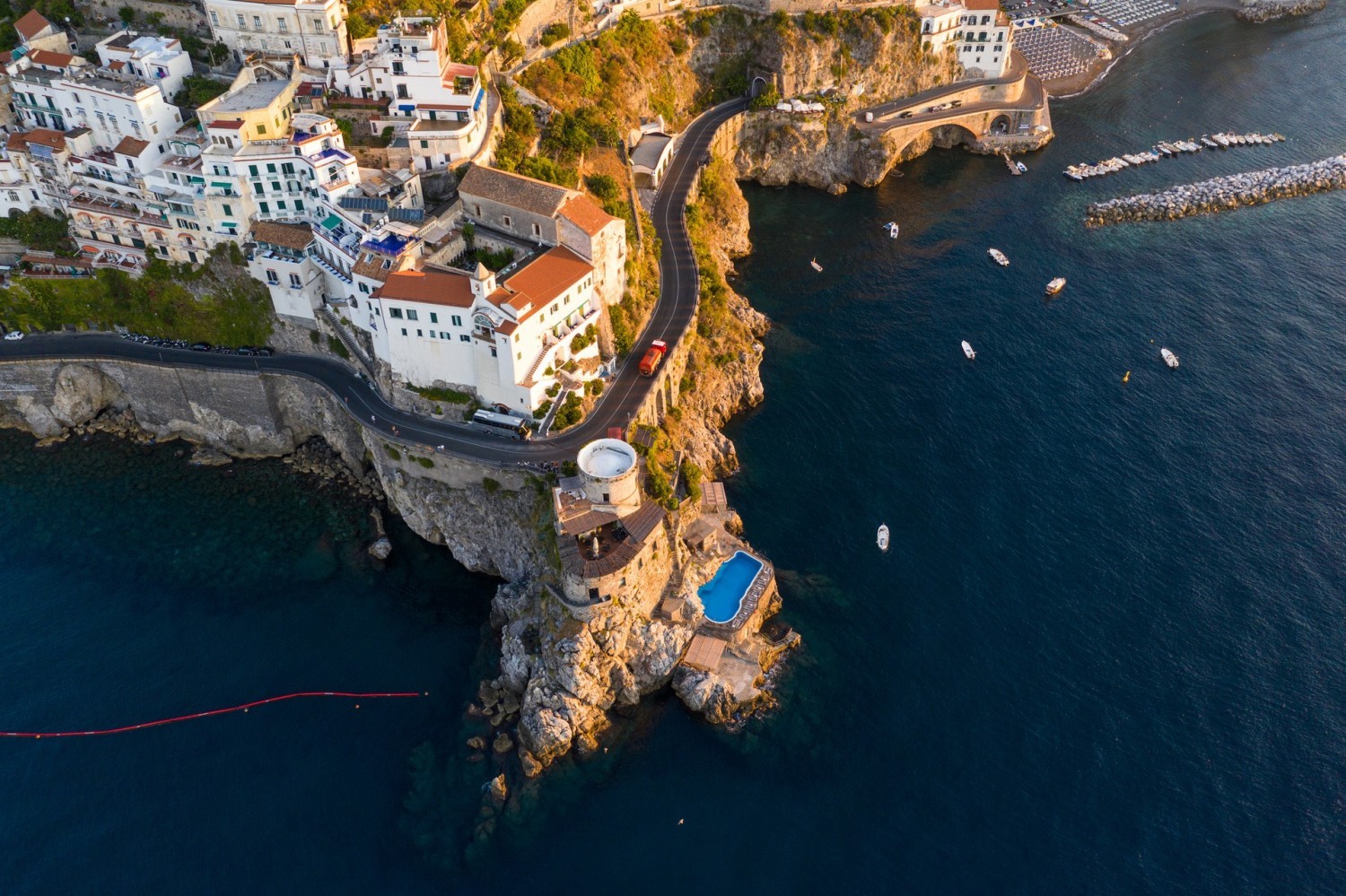 Droga nad wybrzeżem Amalfi, WłochyWłoskie wybrzeże Amalfi to jeden z bardziej popularnych kierunków turystycznych
