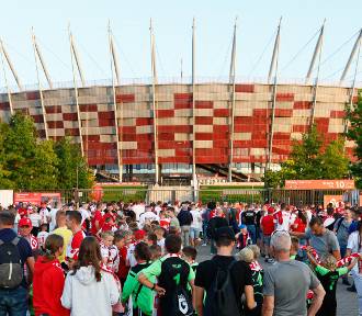 Kibice w drodze na mecz Polska - Wyspy Owcze. Gorąca atmosfera pod stadionem
