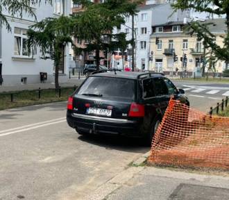 Straż miejska przyjechała do źle zaparkowanego auta w Warszawie po... 13 dniach
