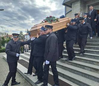 Pogrzeb zmarłego Antoniego Banasia. Samorządowca i strażaka żegnał dźwięk syren