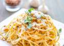 Tradycyjne spaghetti aglio e olio na sycący obiad. Poznaj przepis na klasyczne włoskie danie. Wystarczą trzy składniki