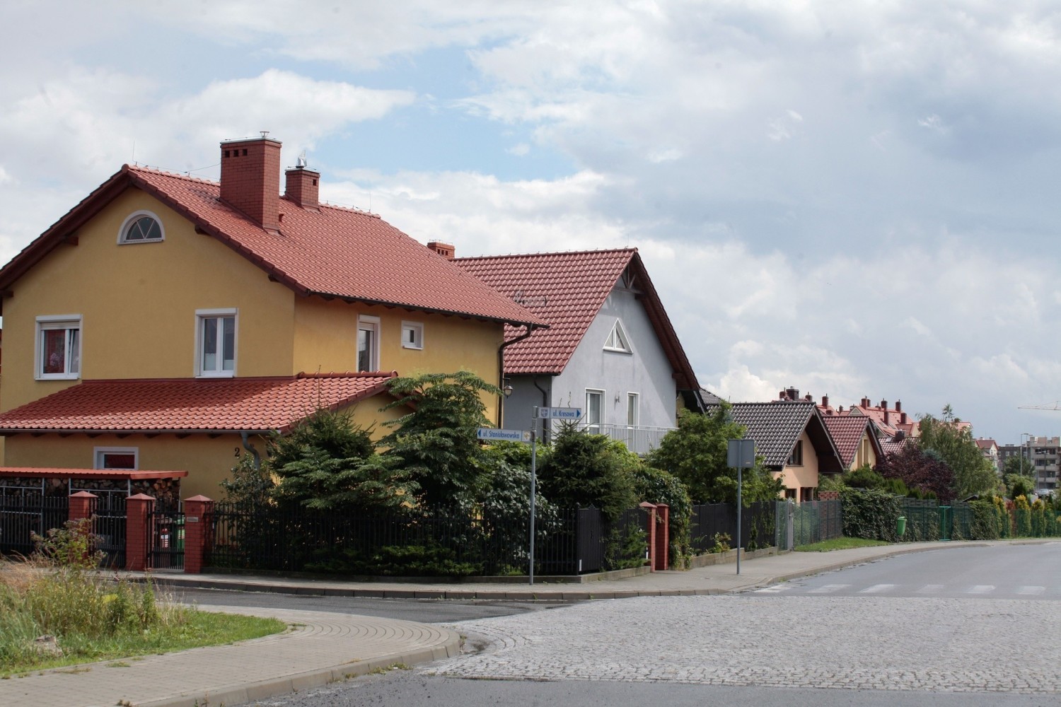 Dom wolnostojący oferuje ciszę, spokój i przestrzeń, jakich próżno by szukać w mieszkaniach