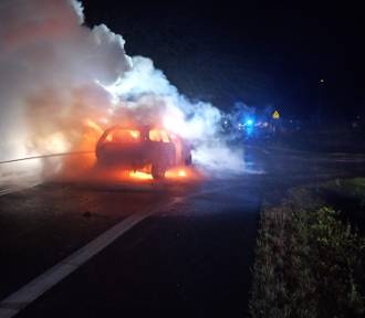 Ranny kierowca wydostał się z płonącego samochodu