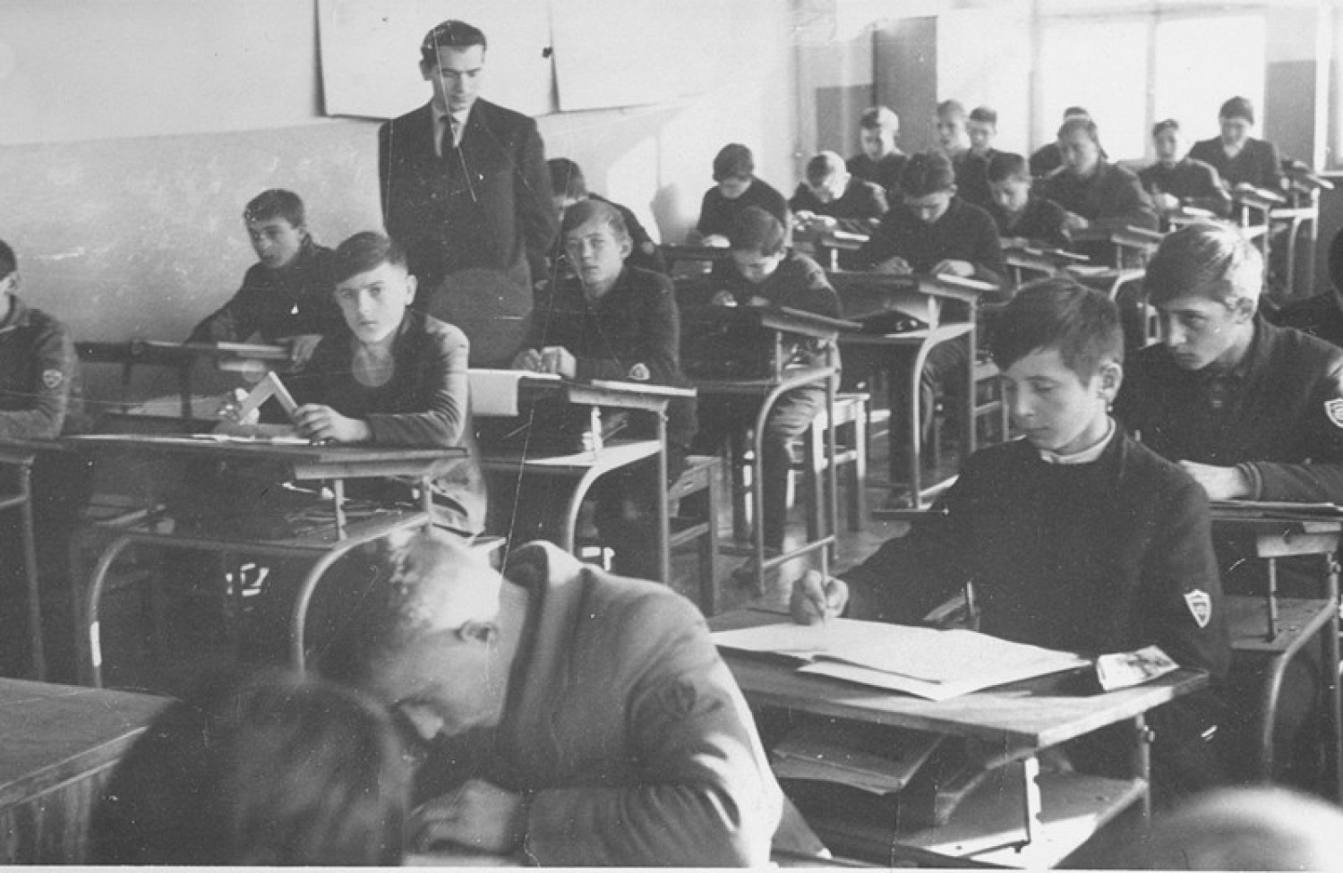 Tak kilka dekad temu wyglądały lekcje w obecnym Zespole Szkół imienia "Grota" w Jędrzejowie. Zobacz unikatowe zdjęcia