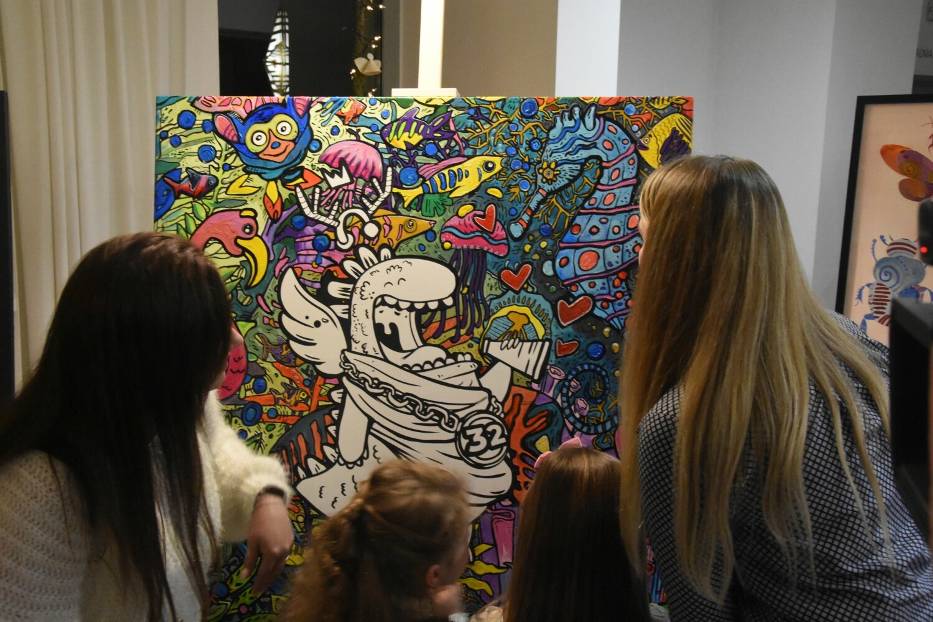 Maluchy z Przedszkola Janka Wędrowniczka i śremscy artyści malowali z sercem. Tak prezentują się efekty ich pracy [zdjęcia]
