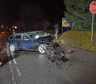 Zderzenie osobówek na drodze powiatowej. Jedna osoba trafiła do szpitala