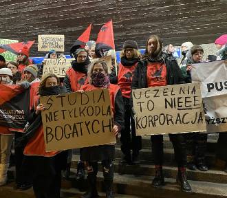 Studenci okupują akademik w Poznaniu. Mają śpiwory i jedzenie. "Zostajemy tutaj"
