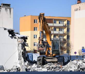 Trwa wyburzanie budynków po przychodni przy ulicy Łady we Włocławku. Zdjęcia