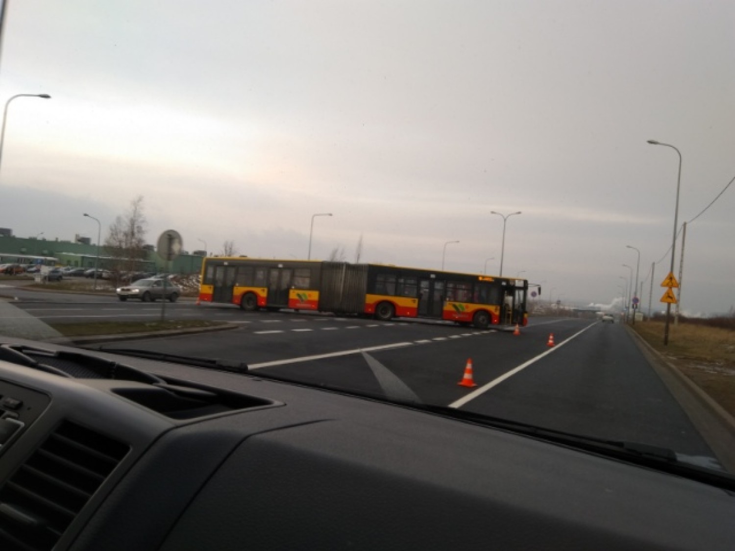 Wypadek autobusu na ul. Uczniowskiej w Wałbrzychu