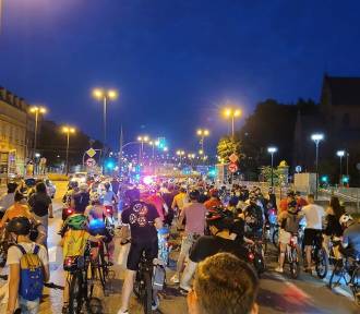 Rowerzyści powitali lato przejeżdżając nocą po ulicach Krakowa