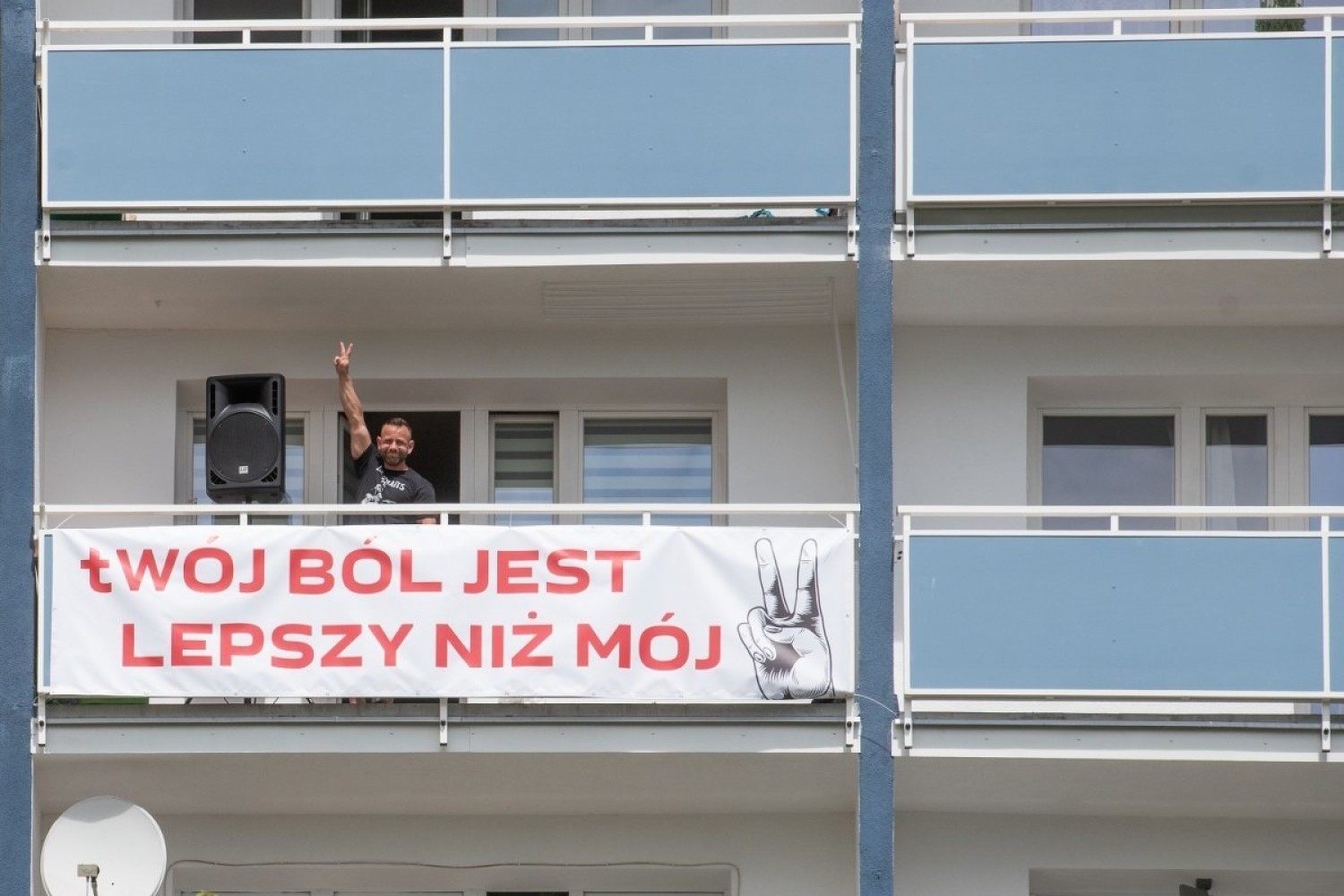 Mieszkaniec Piątkowa ustawił głośnik na balkonie i równo o godz
