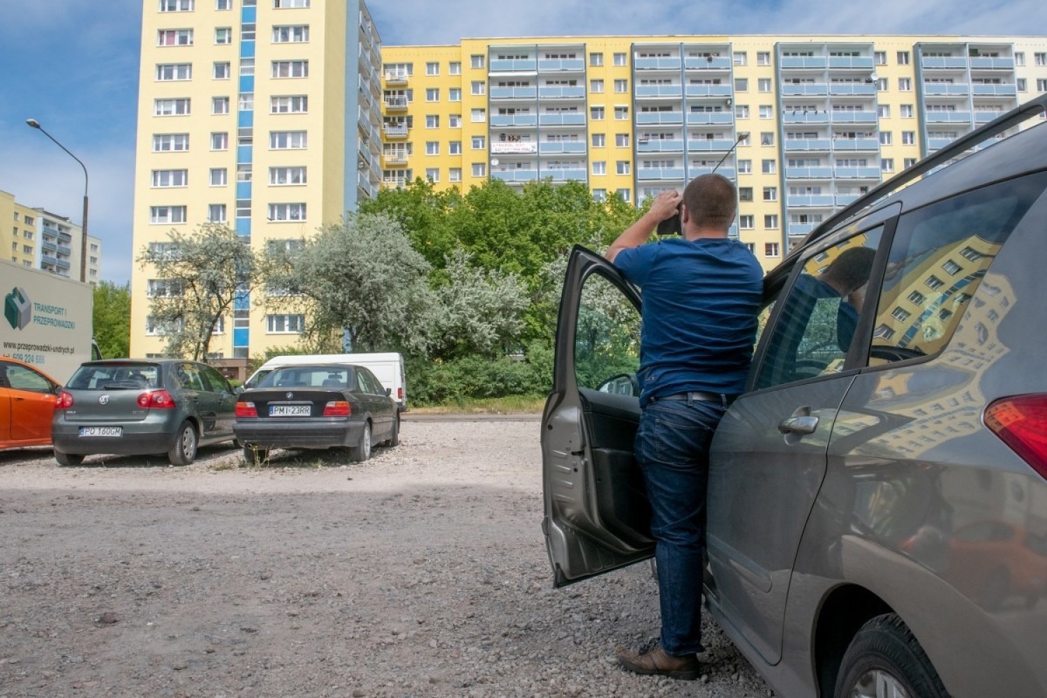 Mieszkaniec Piątkowa ustawił głośnik na balkonie i równo o godz