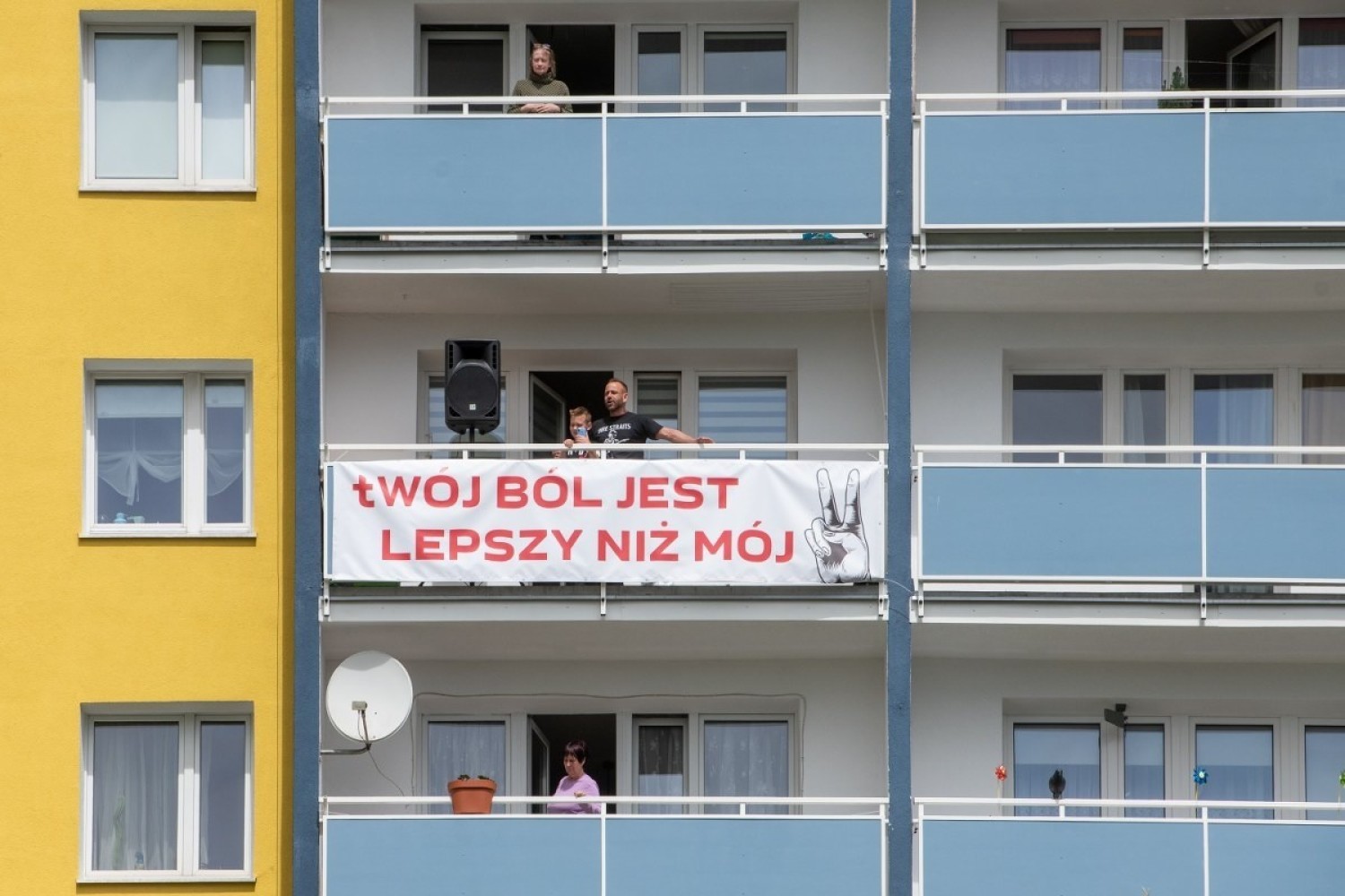 Mieszkaniec Piątkowa ustawił głośnik na balkonie i równo o godz