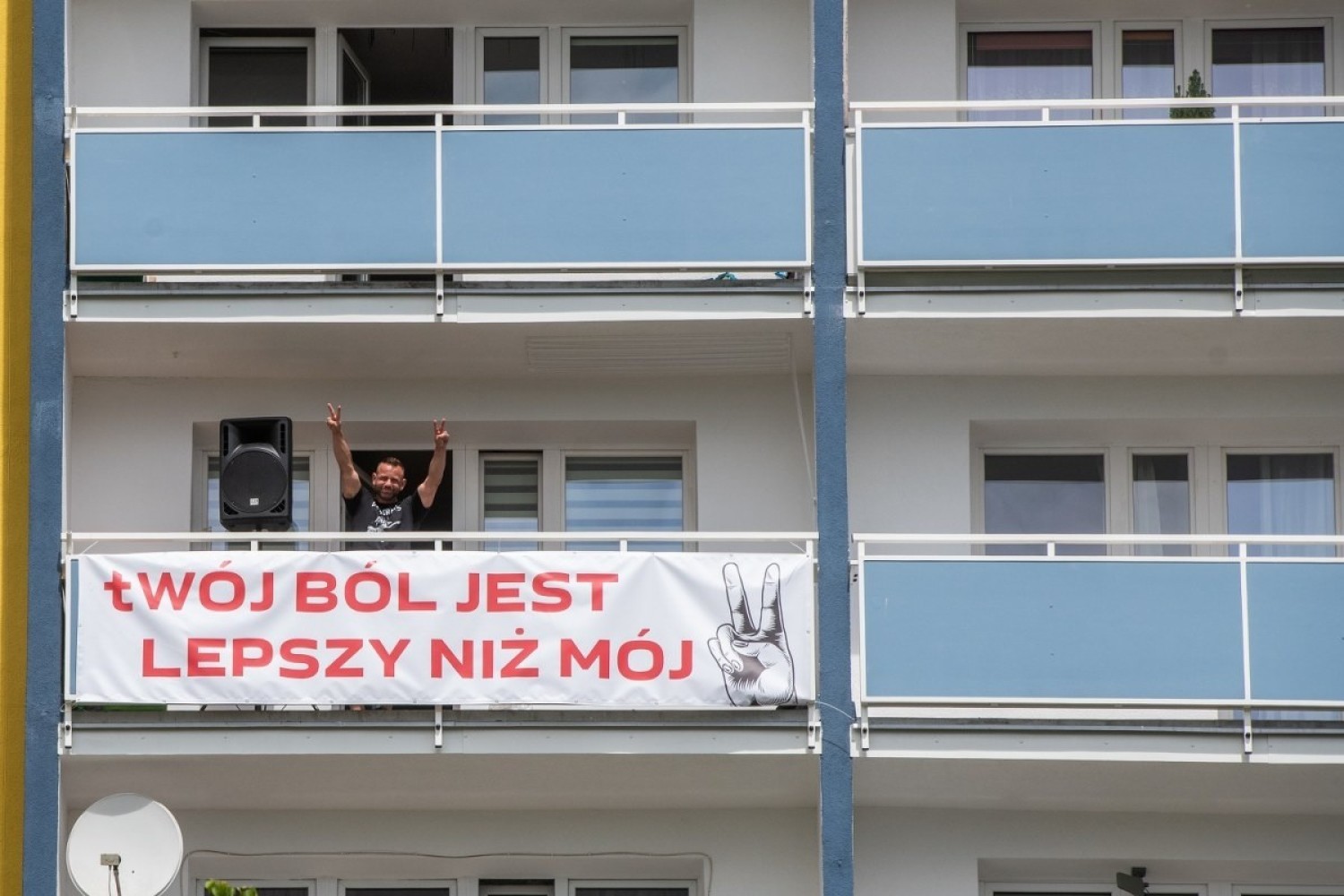 Mieszkaniec Piątkowa ustawił głośnik na balkonie i równo o godz