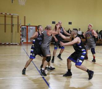 Drużyny z Chełmna i Grudziądza zagrały mecze w Chełmińskiej Lidze Koszykówki. Zdjęcia